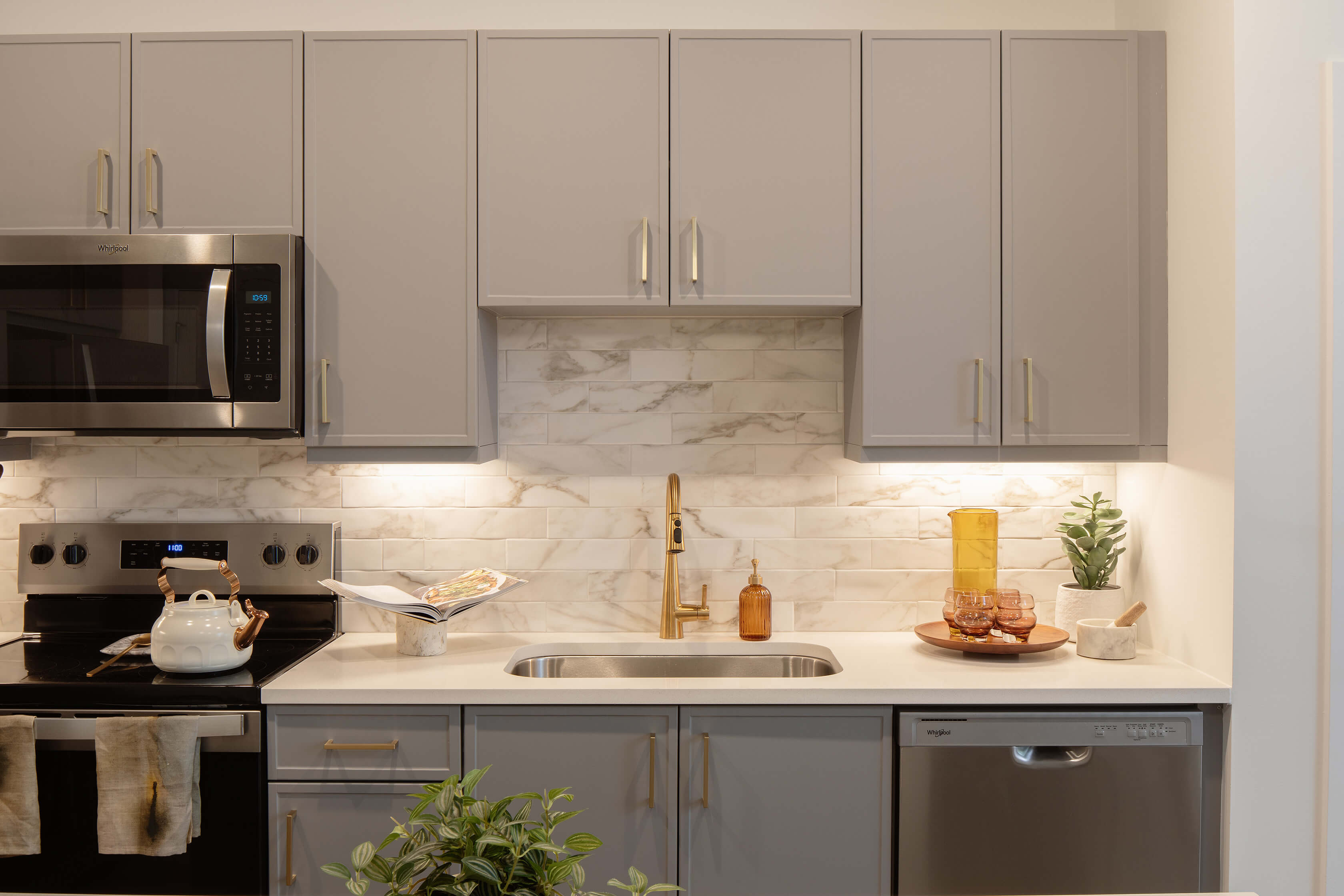 Kitchen Brass Marble Design at Wayfern Apartments in Sandy Springs GA
